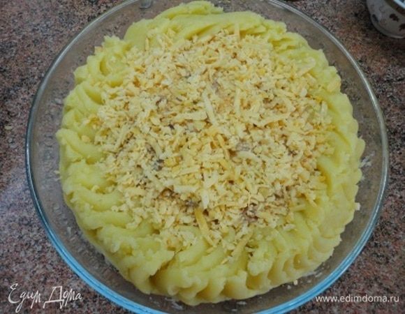 Обильно посыпать тертым сыром. Запекать 15 минут при температуре 200°С.