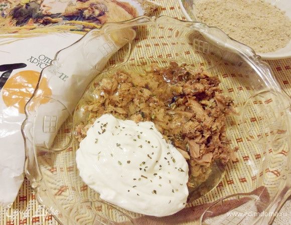 Отделить белки от желтков. В миске соединить консервированного тунца c яичными белками, мягким творогом и пшеничными отрубями. По желанию, можно добавить специи (у меня щепотка специй для рыбы) и соль. 