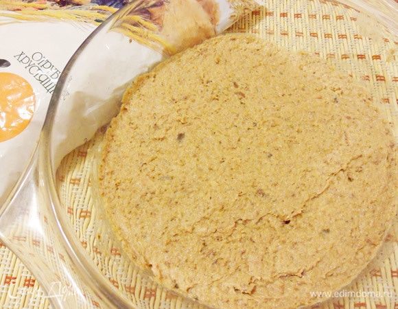 Выложить смесь в форму для выпечки и поставить на 25 минут в предварительно разогретую до 180°С духовку.