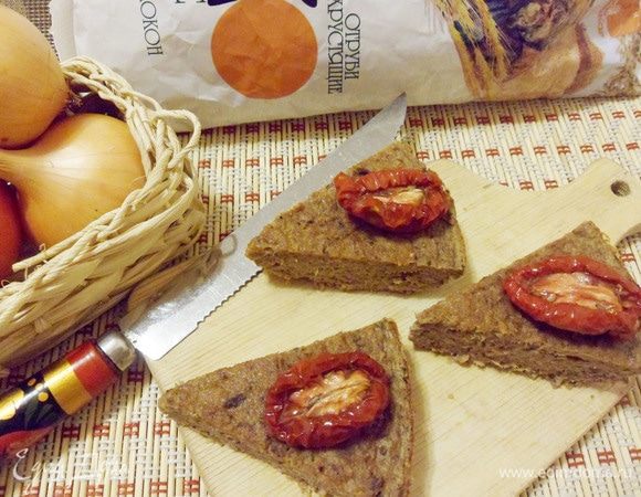 Сверху на кусочек рыбного пирога можно положить вяленую помидорку.