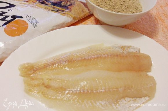 Для приготовления диетических паровых рыбных котлет рекомендуется брать филе белой не жирной рыбы (треска, минтай, хек и т.д). У меня — филе минтая.