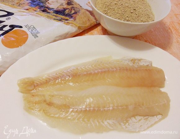 Для приготовления диетических паровых рыбных котлет рекомендуется брать филе белой не жирной рыбы (треска, минтай, хек и т.д). У меня — филе минтая. 