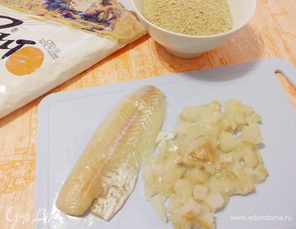 Нарезать филе минтая небольшими кусочками.