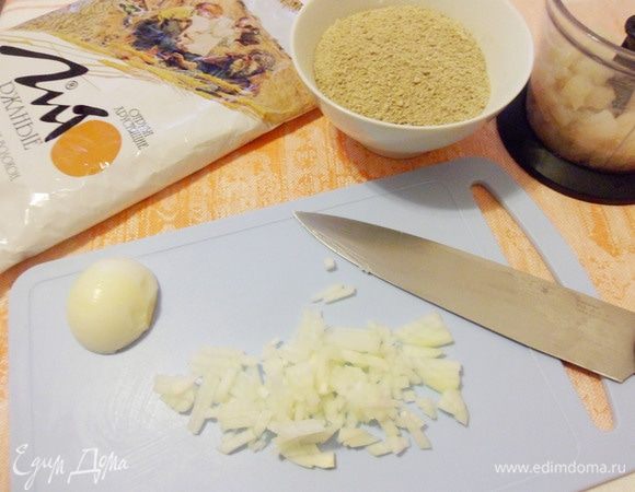 Репчатый лук нарезать мелкими кусочками.