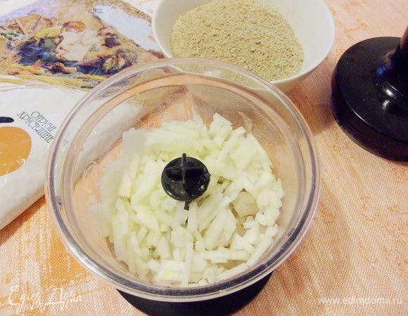 Кусочки рыбного филе и репчатого лука поместить в чашу блендера. Измельчить.