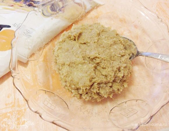 Хорошо перемешать фарш. Добавление в рыбный фарш яичного белка и отрубей не даст рыбным котлетам возможности развалиться.