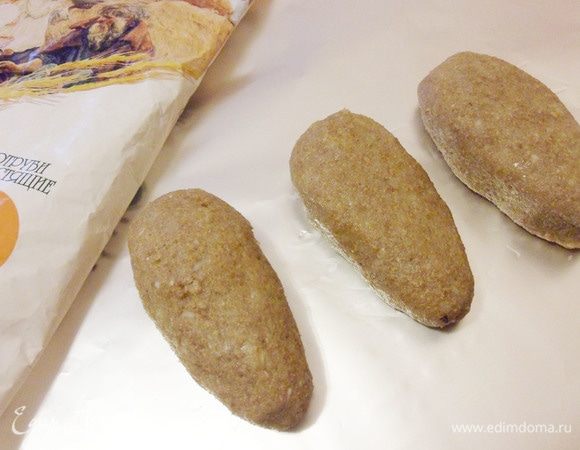 Сформировать небольшие котлетки. Для того, чтобы паровые котлеты не потеряли свою сочность, завернем их в фольгу.