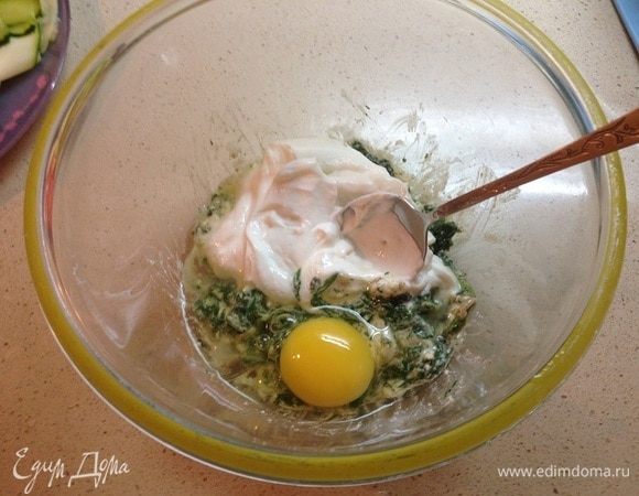 Также разбить в миску яйцо, посолить, поперчить и перемешать.