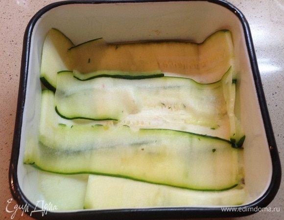 Собираем запеканку. Выложить в смазанную маслом форму слой цукини.
