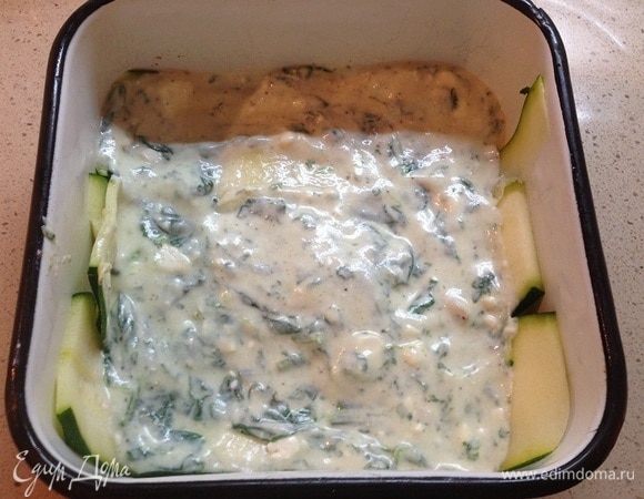 Затем — творожная начинка.