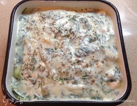 Затем снова цукини, творожная начинка, помидоры, цукини, творожная начинка. Сверху посыпать сушеным орегано.