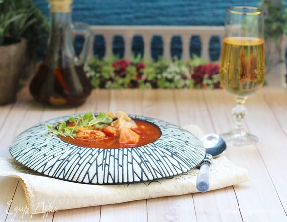 Влить бульон или воду, добавить нарезанные помидоры, томатную пасту, приправить солью и перцем и перемешать. Уменьшить огонь до среднего и варить суп в течение 20 минут или до тех пор, пока картофель не станет мягким (в кислой среде картофель варится очень плохо, поэтому следует попробовать, проварился ли он).