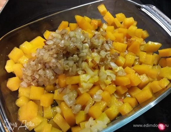 Цедру лимона и его сок добавить к тыкве, также выложить лук вместе с маслом, в котором он жарился.