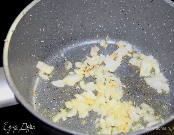  В сотейнике обжарить репчатый лук и чеснок на оливковом масле.