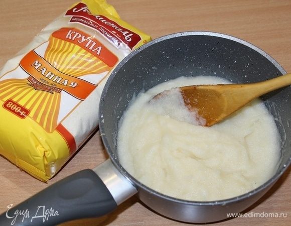 К луку добавить бульон и довести до кипения. Всыпать манную крупу ТМ «Националь», варить 3 минуты и снять с огня.