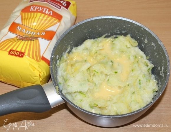 Вбить два яйца. Посолить, поперчить по вкусу.