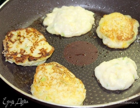 Сформировать биточки и обжарить на растительном масле.