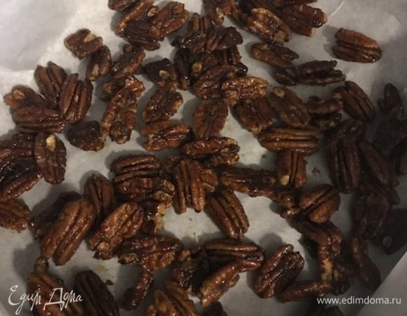 Обжарить орешки на сковороде. Добавить масло. Перемешать орешки. Добавить специи: перец кайенский, перец черный, корица, соль, перемешать. Добавить сахар с водой. Обжарить пару минут. Выложить на бумагу для выпечки, остудить. Приятного аппетита!