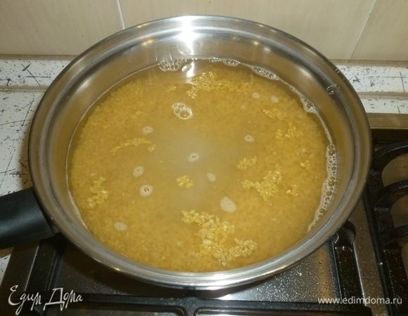 Булгур ТМ «Националь» залить водой (из расчета 1:2), добавить щепотку соли и отварить в течение 15 минут.