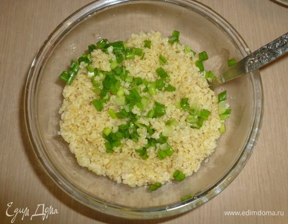 Зелень нарезать. Смешать булгур, зелень, оливковое масло.