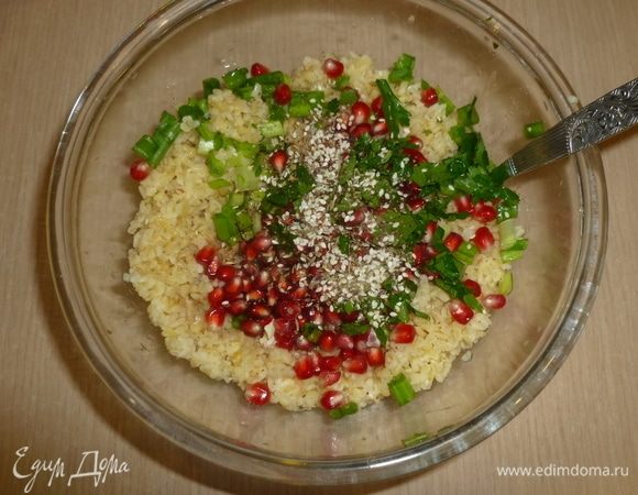 Добавить гранат и заатар. Заправить наршарабом, лимонным соком, приправить по вкусу.