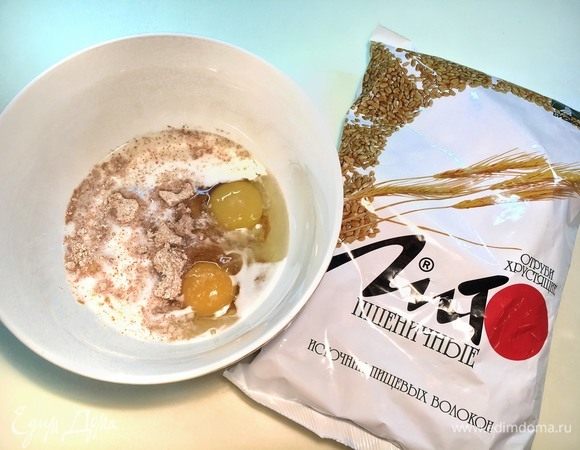 Перемелите отруби ТМ «Лито» в муку. Смешайте в плошке эту муку с молоком, яйцами, солью и сахарозаменителем. Можно взбить миксером, можно вилкой, главное, чтобы смесь была равномерной.
