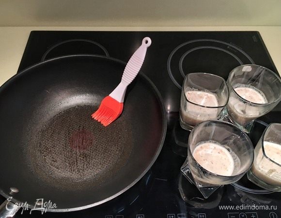 Для удобства можно разлить смесь в 4 формочки (на 4 блинчика), чтобы они получились одинакового размера. Дно сковороды с толстым (и не очень широким дном) смажьте каплей масла, желательно, при помощи силиконовой кисточки, чтобы образовалась пленочка.