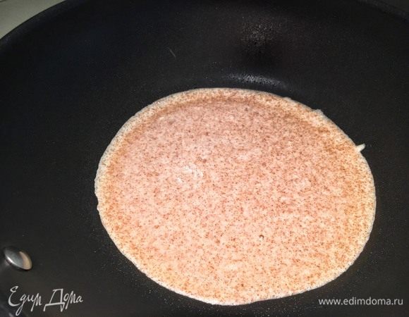 Включите средний огонь. Важно (!), сковорода не должна быть раскаленной, когда вы выльете блинное тесто. Равномерно распределите жидкость по дну (только при помощи вращений сковороды за ручку). Жарьте две минуты.