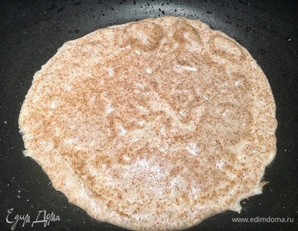 Когда тесто начнет пузыриться, и из-под него пойдет пар, подцепите его по краям и слегка приподнимите — если внизу золотой цвет, то переверните в одно движение на другую сторону при помощи лопатки.
