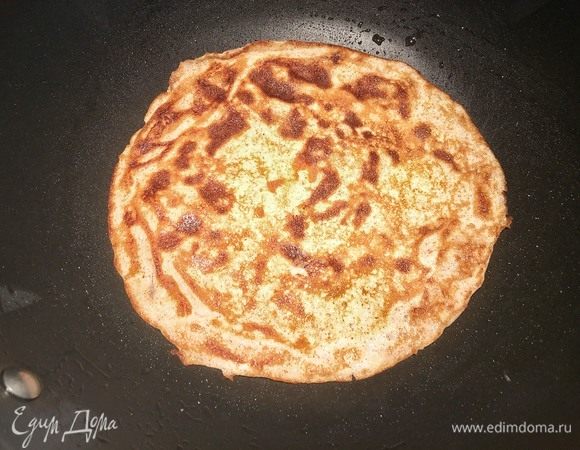 Убавьте огонь на одно деление и жарьте еще 2 минуты.
