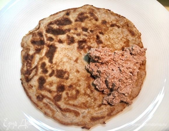 Завернуть начинку в блинчики можно любым способом. Мне больше всего нравятся треугольники: выложите ¼ шоколадного творога на блинчик, формируя треугольник.