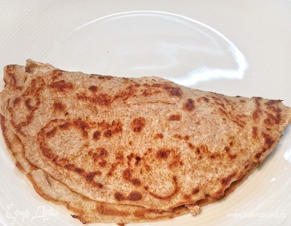 Сложите блинчик пополам, затем еще на четверть. Получится треугольник