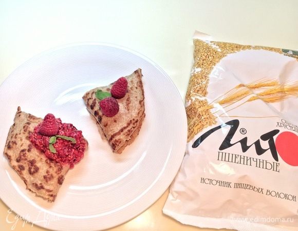 Украсить можно любым способом: и какао-порошком, и ягодами, и зеленью. Мне лично нравится классика — свежие или замороженные ягоды, в зависимости от сезона, и мята. Также можно перетереть несколько ягод в пюре, чтобы получилась имитация джема. Блюдо получается не только вкусным, но и эстетичным. Приятного аппетита!
