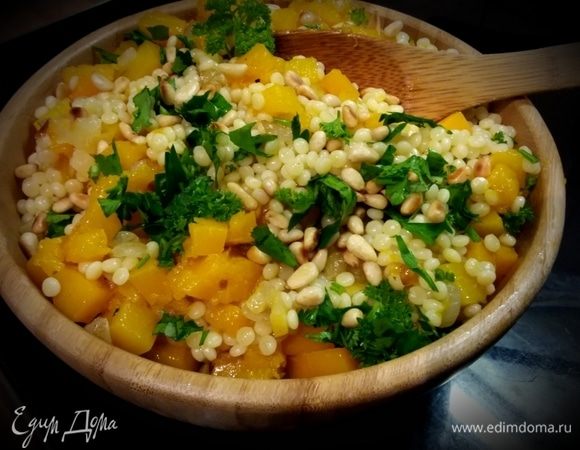 Смешать тыкву и лук с горячим кускусом. Добавить изюм (желательно золотистый), вишню или клюкву. Смешать с рубленой петрушкой и поджаренными на сухой сковороде кедровыми орешками.