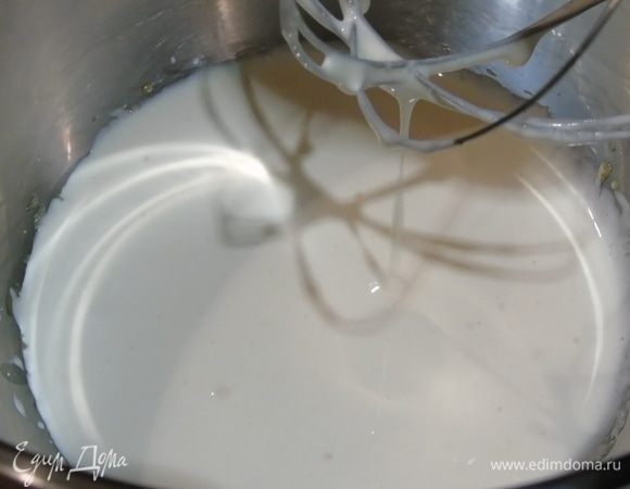 Готовим бисквит: разделить яйца на желтки и белки. Желтки взбить с 60 г сахара добела. Добавить мед и еще взбивать 1 минуту.