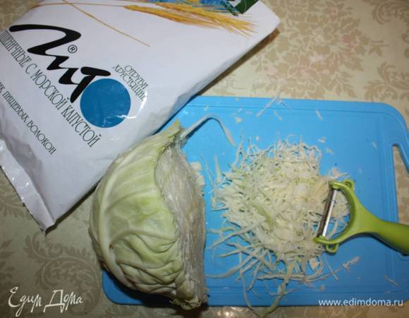Капусту мелко нашинкуем. Можно использовать овощечистку.