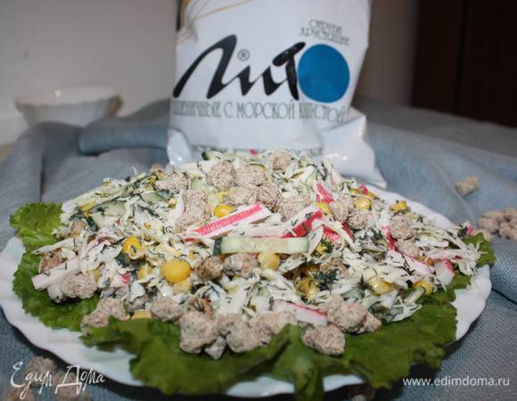 Салат следует перемешивать перед подачей на стол. По желанию, можно украсить зеленью. 