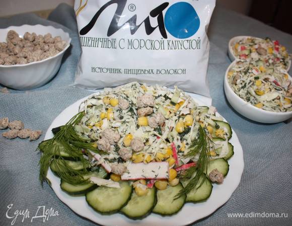 Или можно украсить дольками огурца.    