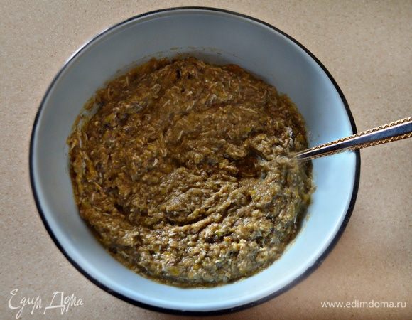 С помощью блендера измельчить овощи до однородного состояния, добавить яйца, сыр, отруби, муку и приправить все солью и перцем. Хорошо перемешать.