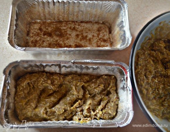 Полученную массу выложить в смазанные растительным маслом и присыпанные измельченными отрубями формы, разровнять. Поставить формы в наполненный наполовину водой противень. Поместить в духовку на 1 час, выпекать при температуре 180°С. 