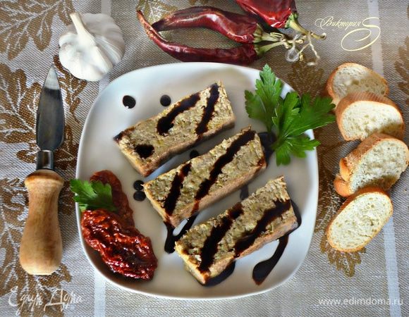 Готовые формочки с суфле вынуть из духовки, остудить и поместить в холодильник для охлаждения. Затем можно вынуть суфле и острым ножом нарезать на порционные куски. Украсить бальзамик-кремом и зеленью.