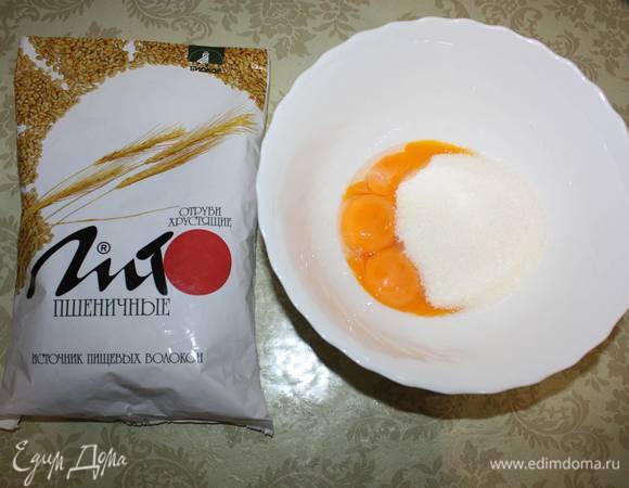 Подготовим тесто. Взбить желтки с сахаром. 