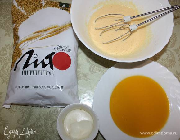 Затем добавить сметану, растопленное и остуженное сливочное масло (по желанию масло можно заменить маргарином). Все тщательно перемешиваем.