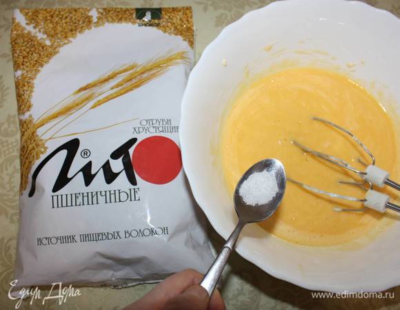 Затем вводим соль. Все тщательно перемешиваем.