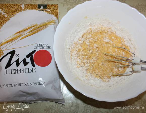 Муку вводить небольшими порциями, осторожно, постоянно помешивая.  