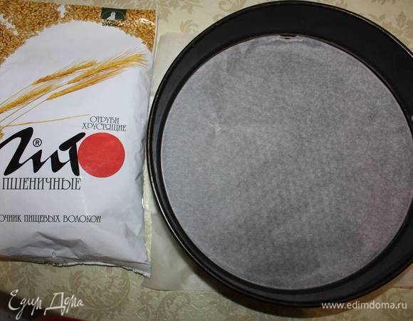 Дно разъемной формы (в данном случае диаметр  формы 28 см) выстилаем пергаментной бумагой. 