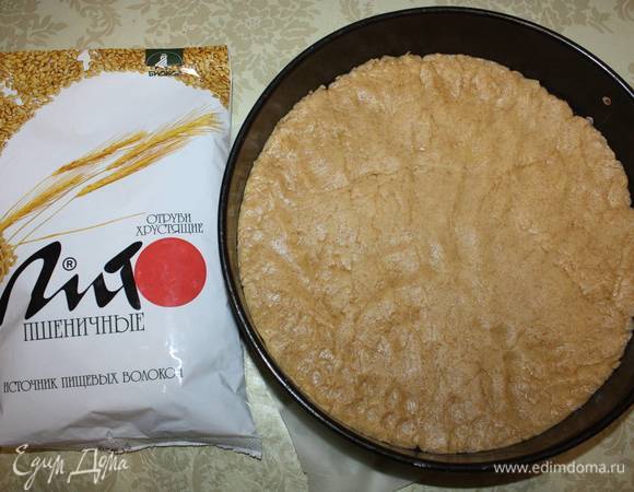 Аккуратно распределим тесто. 