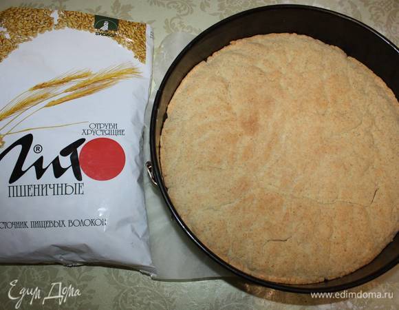 Выпечь в духовке при 200°С до слабого румянца (20-25 минут), достать, дать слегка остыть.
