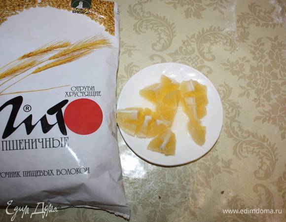 Лимон очистить, удалить кости.