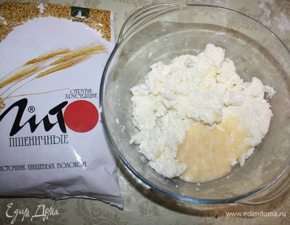 Кусочки лимона смолоть в блендере, добавить к творогу. Тщательно перемешать.